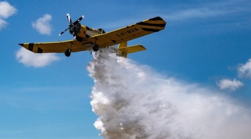Suman un helicóptero y un avión hidrante para combatir los incendios en el Delta del Paraná
