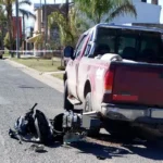 Trasladaron a Paraná a motociclista herida tras chocar contra una camioneta estacionada