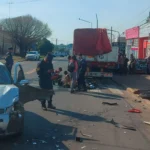 Grave accidente en Paraná: motociclista chocó con auto y un camión estacionado